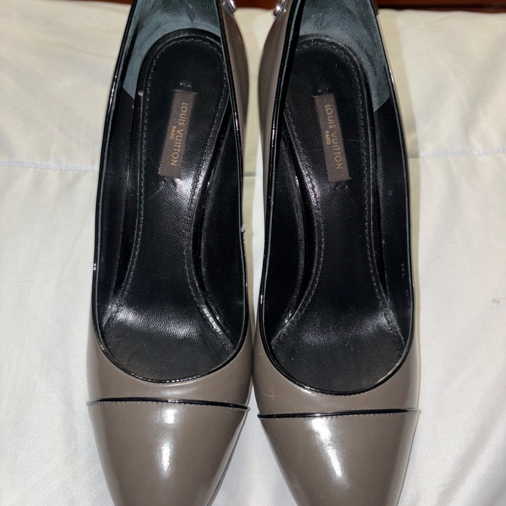 Louis Vuitton Gray Patent Leather Pointed Toe Pumps with Black Trim